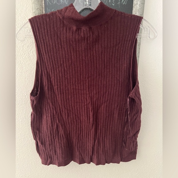 Burgundy Ribbed Tank Top - Picture 2 of 3